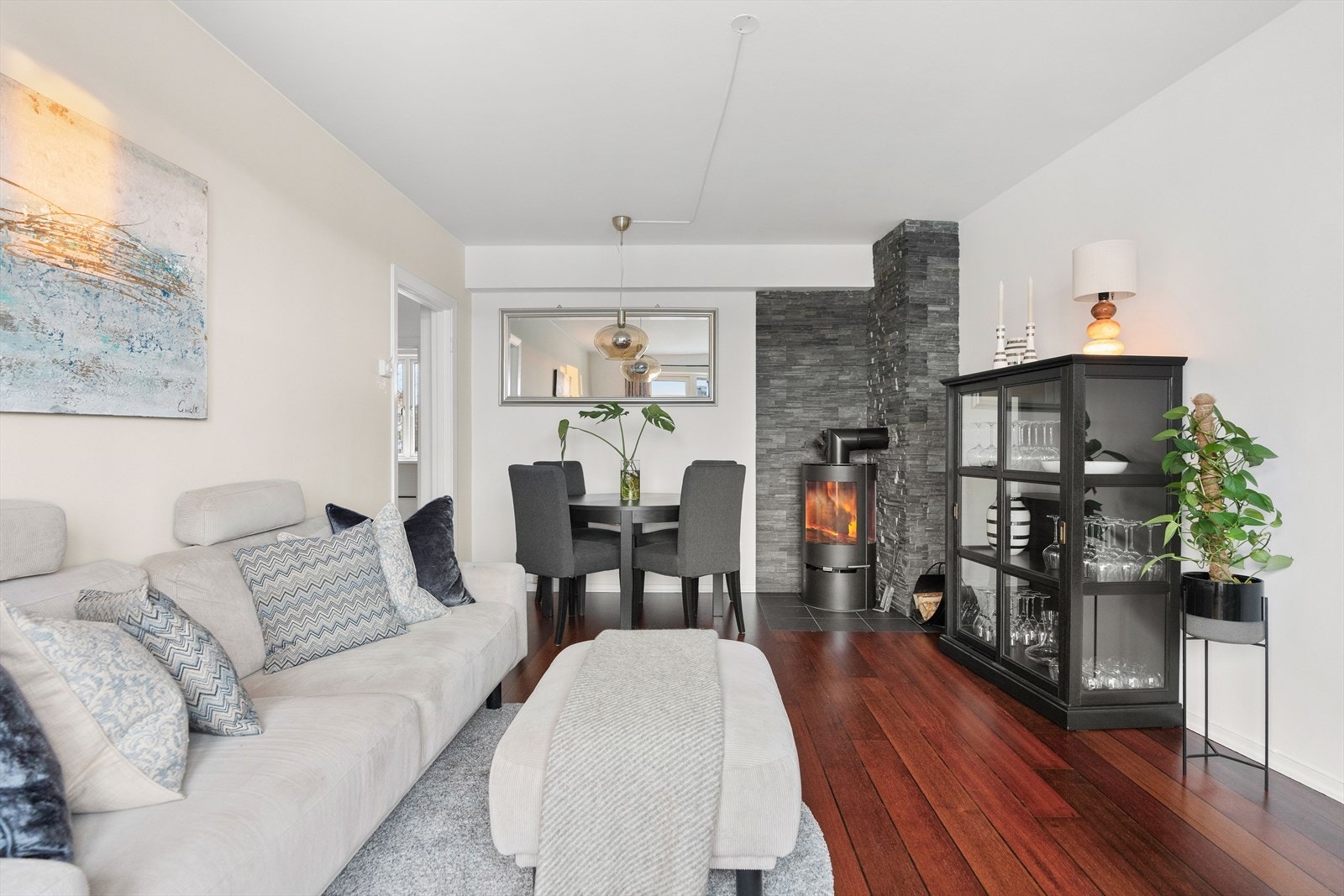 I stuen er det plass til sofa, tv-møbel og spisegruppe. Galleribilde