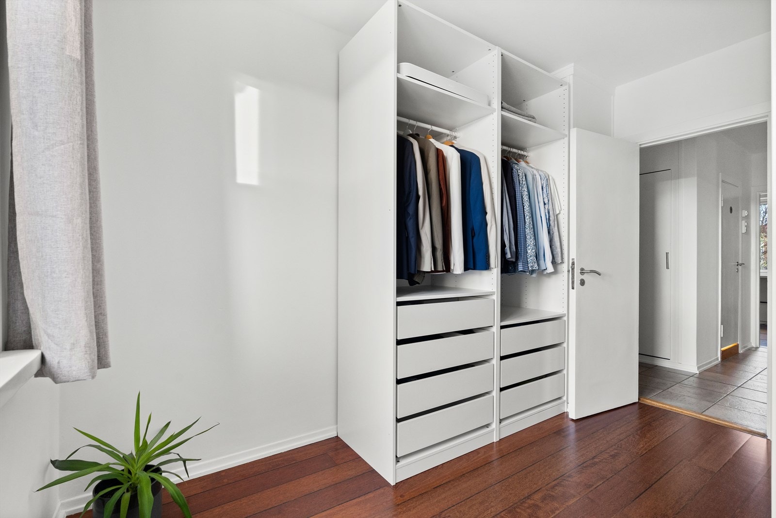 I tillegg disponeres tre boder, to i kjeller og en på loftet. Galleribilde