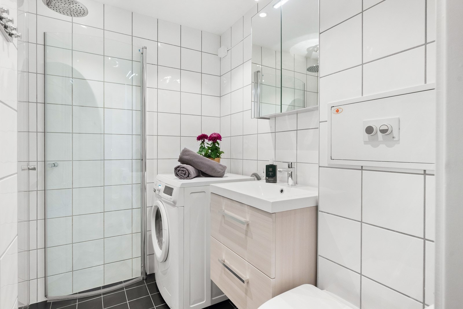 Fra gangen er det inngang til et flislagt bad. Badet ble iflg. forrige salgsoppgave renovert i regi av borettslaget i 2005. Galleribilde