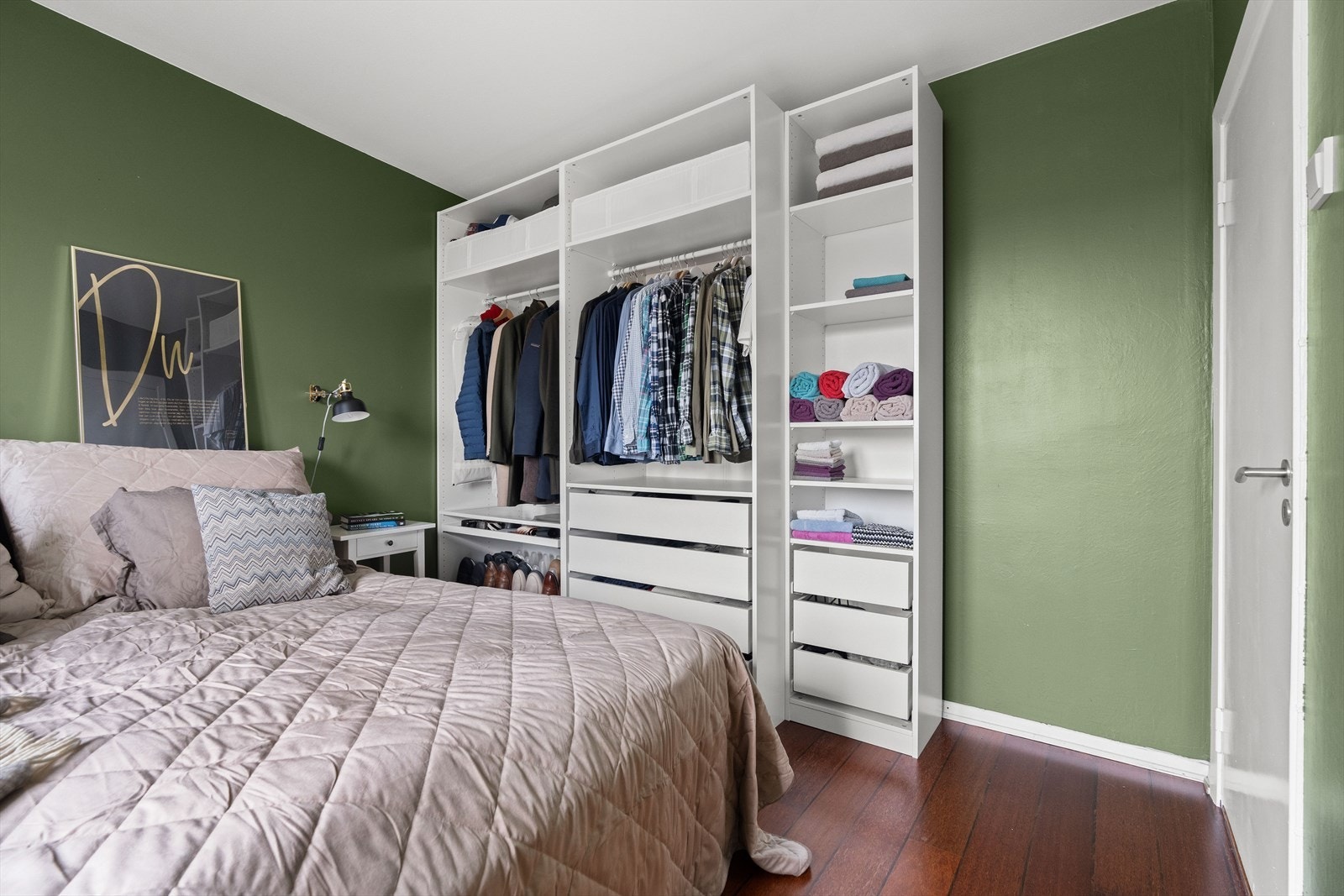 I tillegg er det satt inn garderobeskap i åpen løsning. Galleribilde