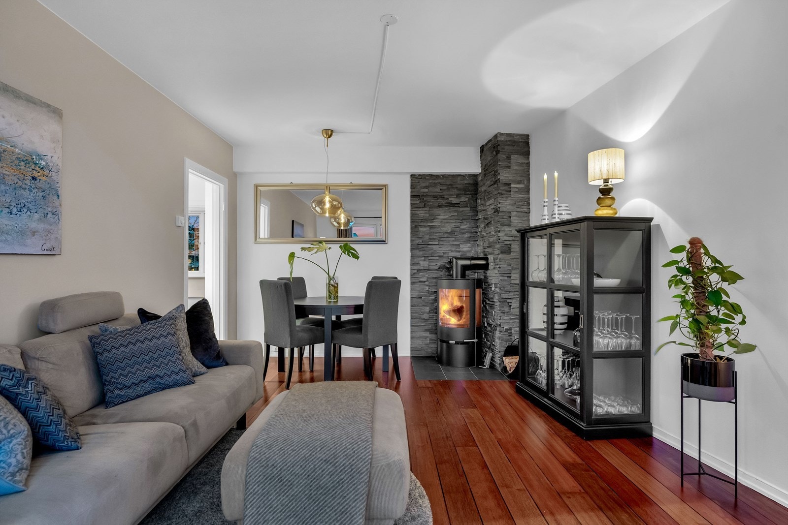 Boligen har en svært god planløsning, bestående av entré, stue med peis, separat kjøkken, flislagt bad samt 2 gode soverom. Galleribilde