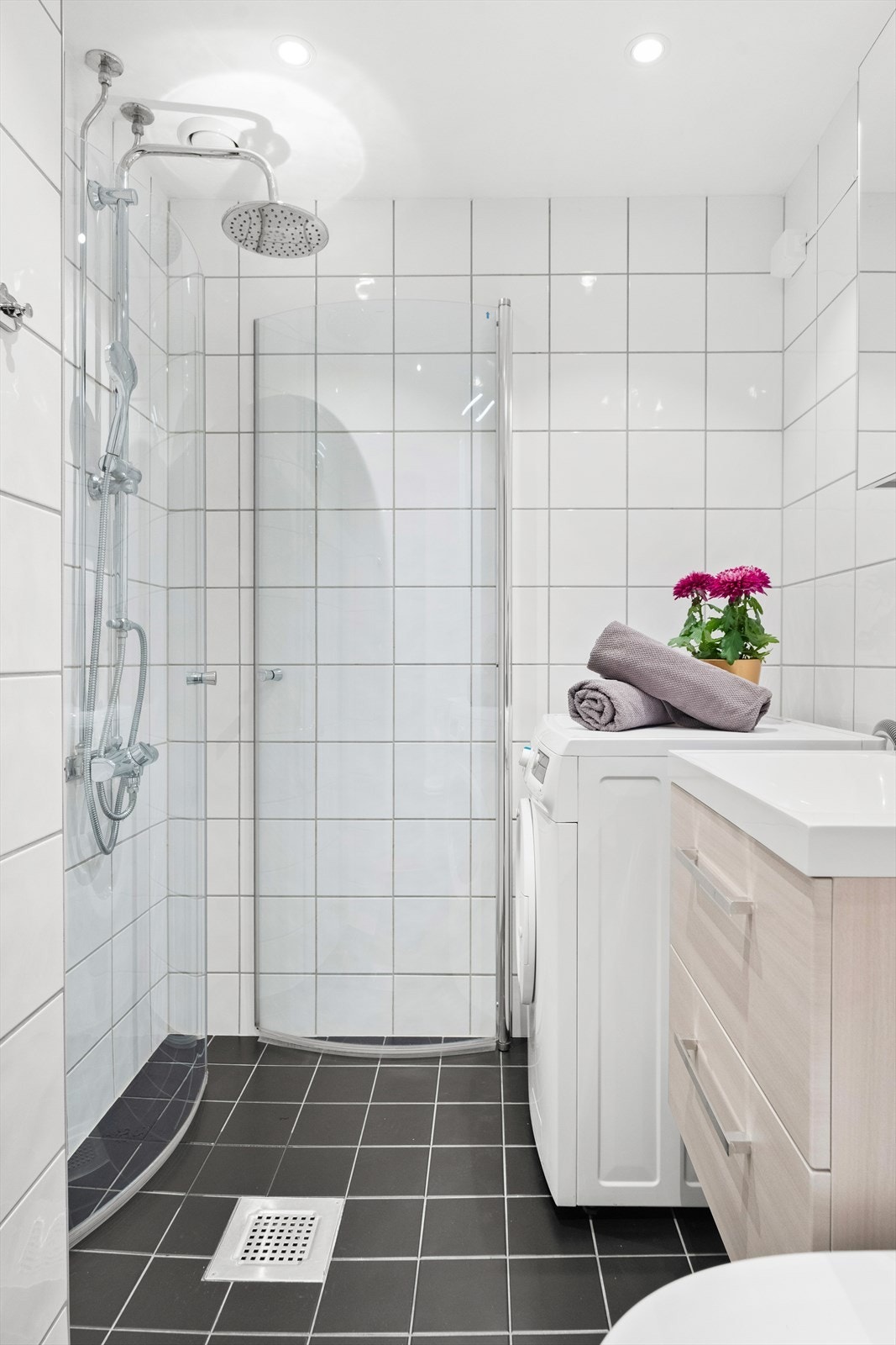 Vegger og gulv har fliser, taket er malt. I tillegg er det elektriske varmekabler i gulvet. Galleribilde