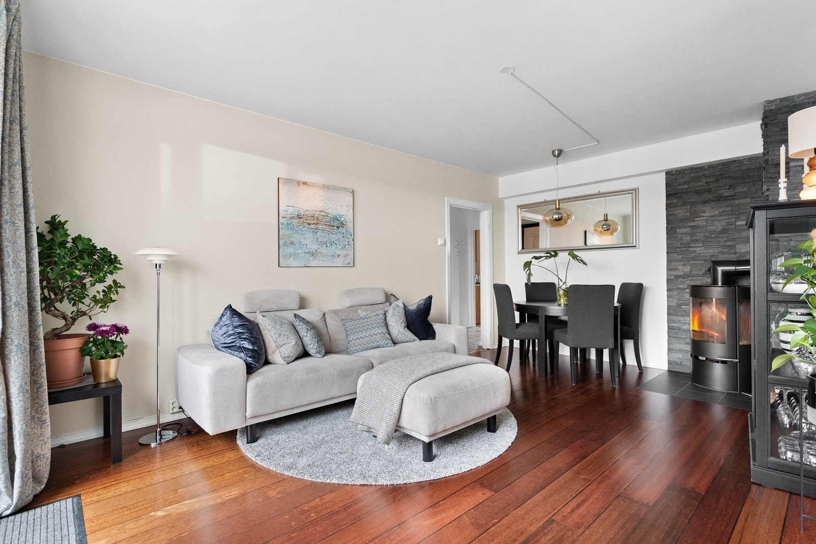 I rommet er det tilkoblet en hyggelig vedovn... Galleribilde