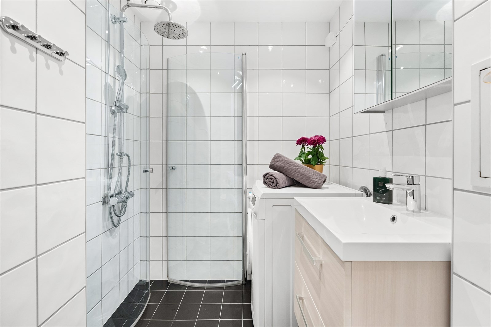 Rommet har innredning med nedfelt servant, veggmontert toalett, dusjhjørne og opplegg for vaskemaskin. Det er naturlig ventilering. Galleribilde