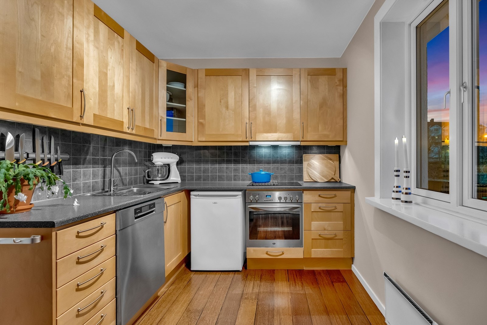 Kjøkkenet er separat, og byr på mye benk- og skapplass. Galleribilde