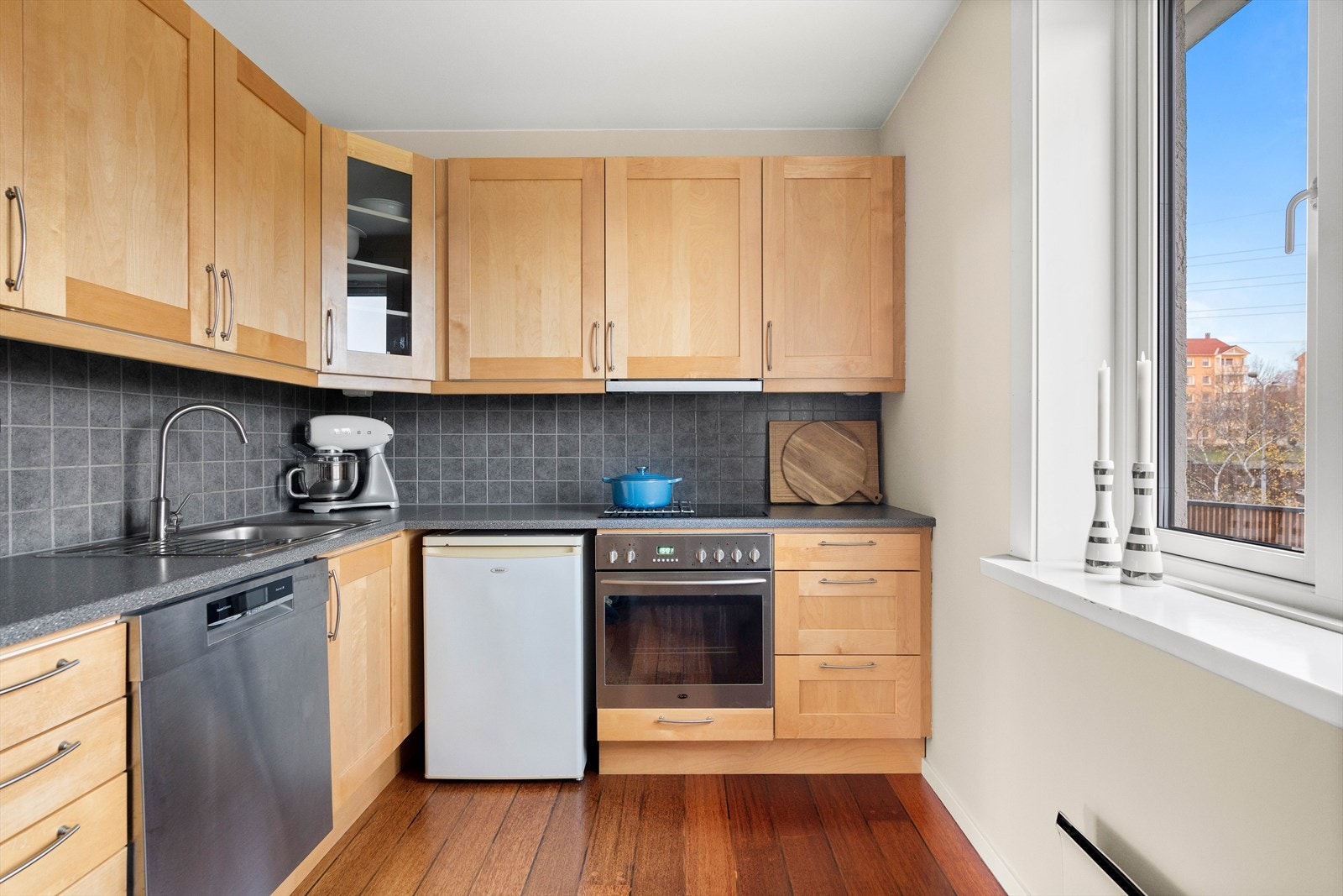 Videre er det montert en benkeplaten av laminat, samt integrert kokeplate og stekeovn. Galleribilde