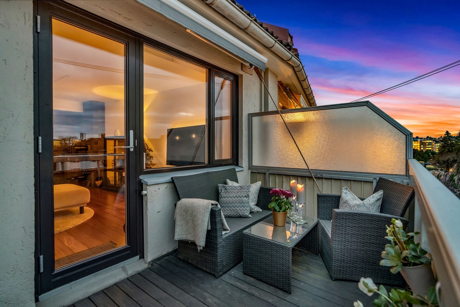 Uteplassen måler 8 kvm, og har montert solskjerming. Galleribilde