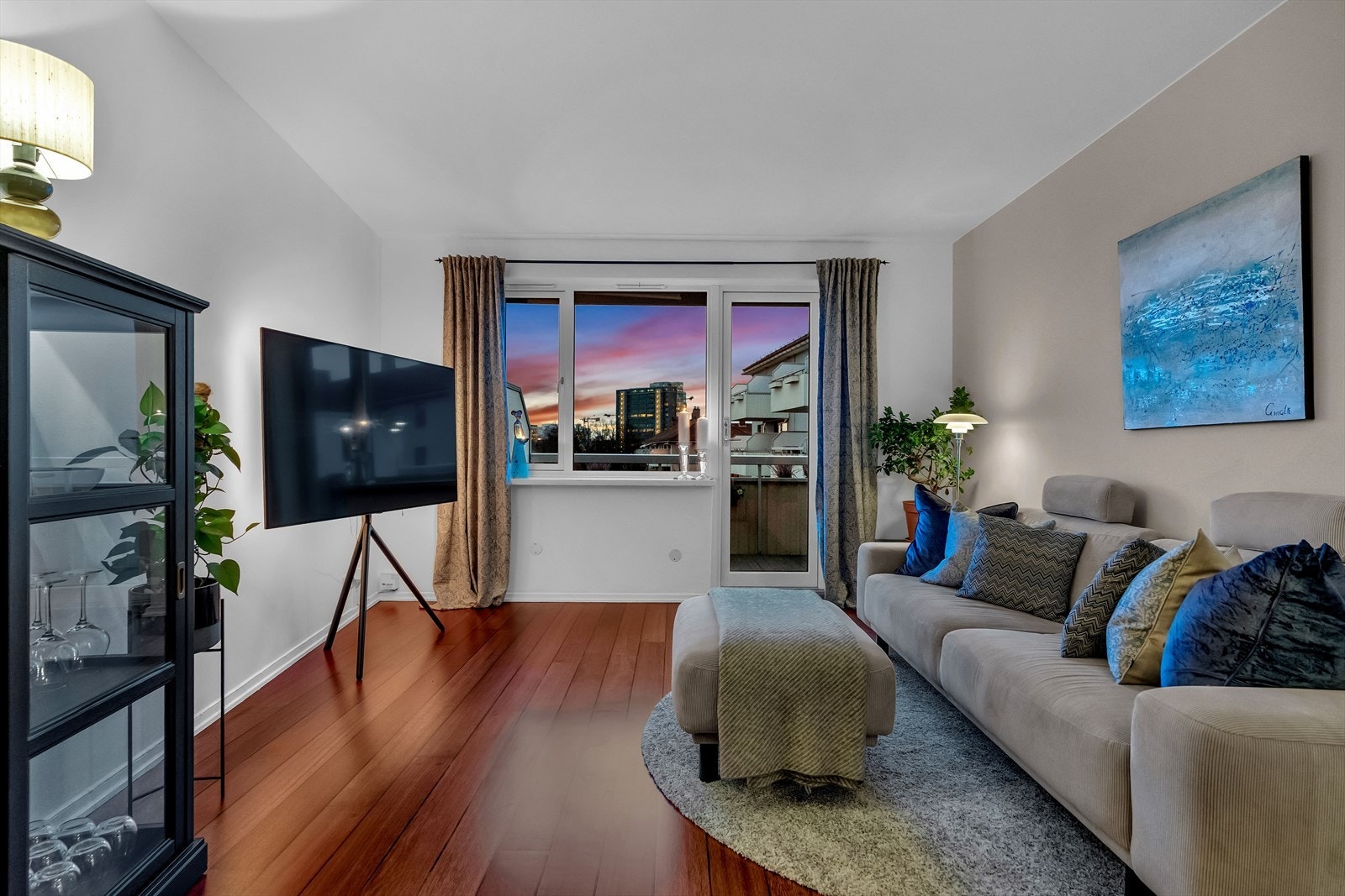 En romslig 3-roms leilighet i byggets toppetasje, med en ypperlig beliggenhet på Teisen! Galleribilde