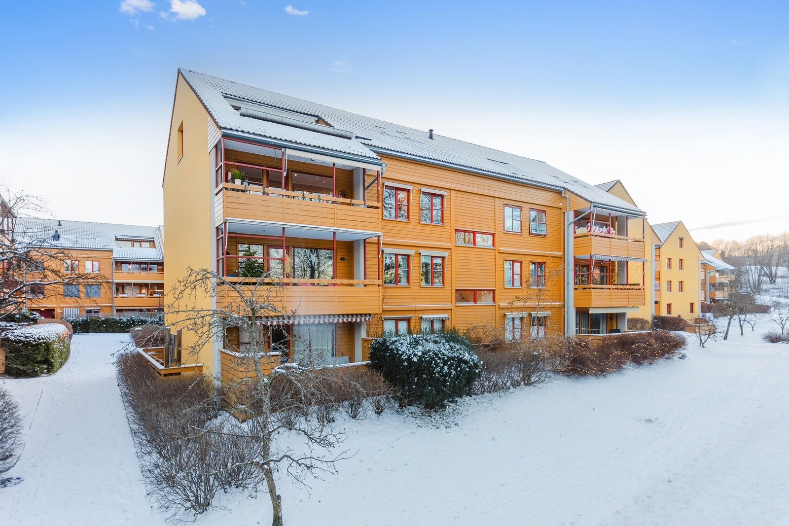 Fasade Nedre Silkestrå 7. Denne blokken ligger i front i borettslaget. Galleribilde