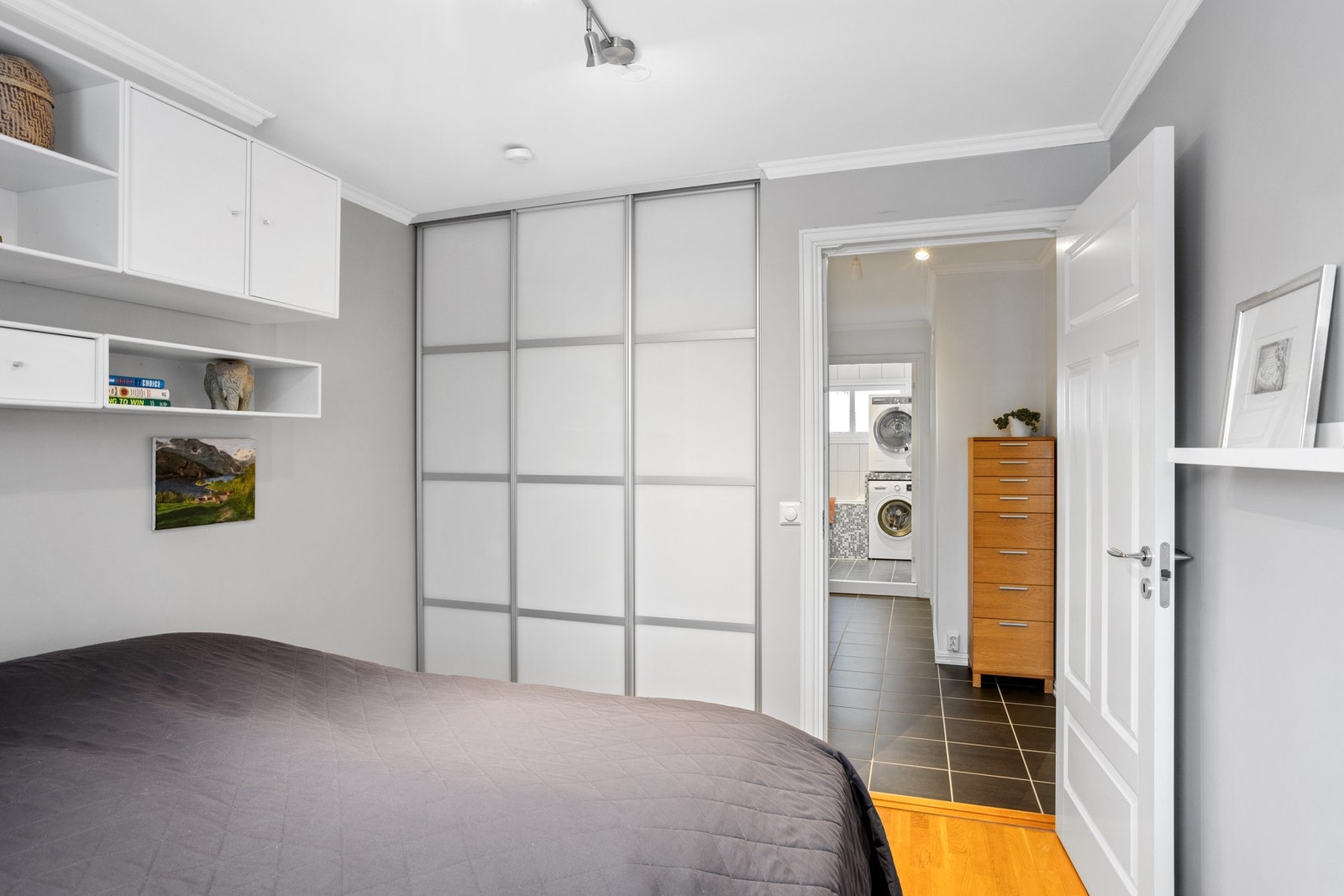 Hovedsoverom med skyvedørsgarderobe fra Langlo. Galleribilde