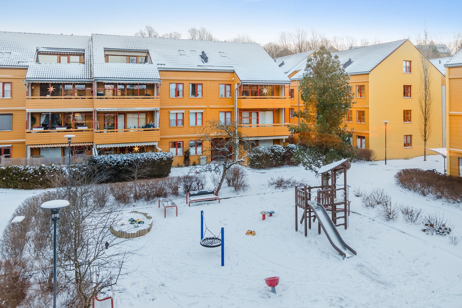 Utsyn fra leiligheten til tunet. Galleribilde