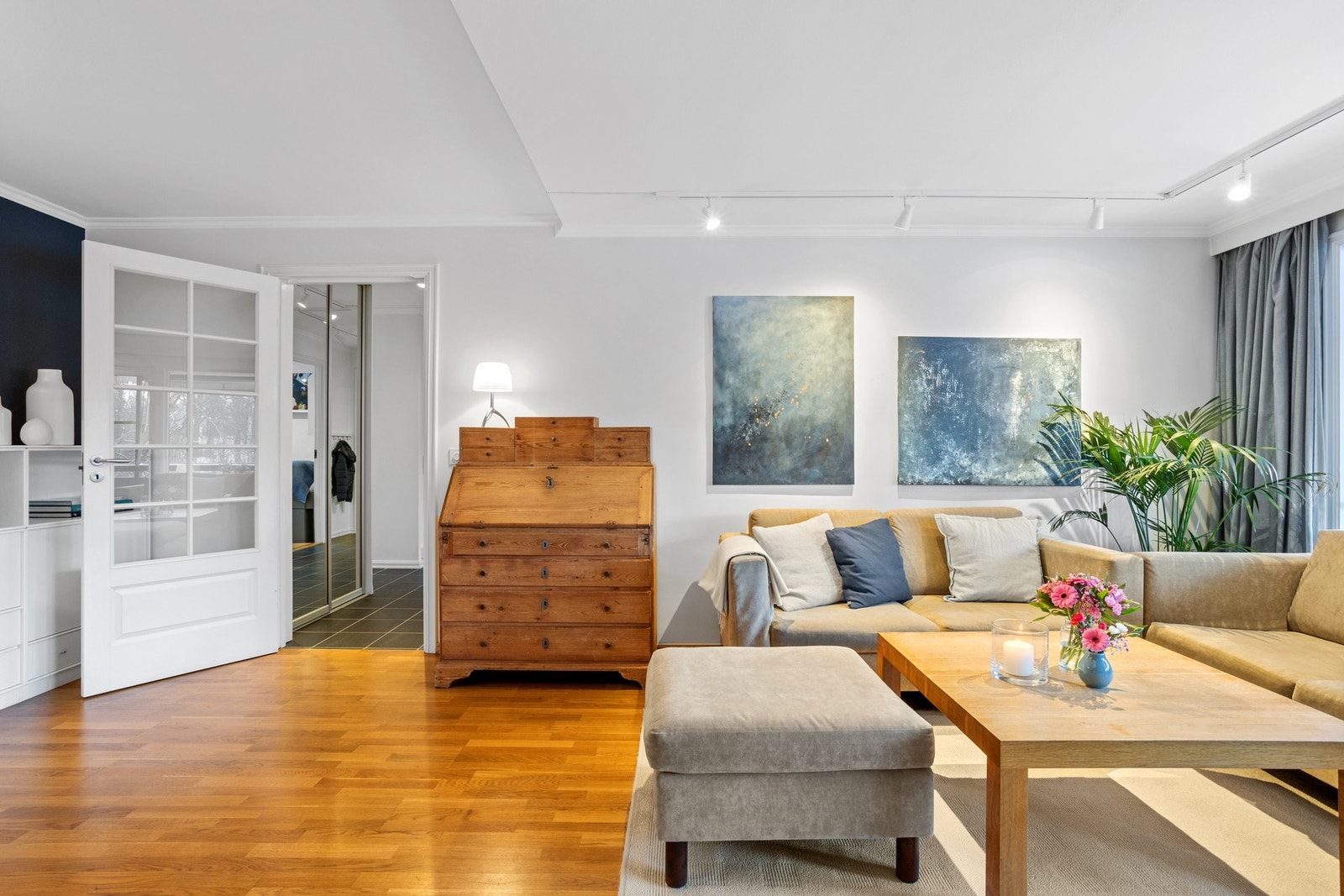 Stue med plass til stor sofa. Galleribilde