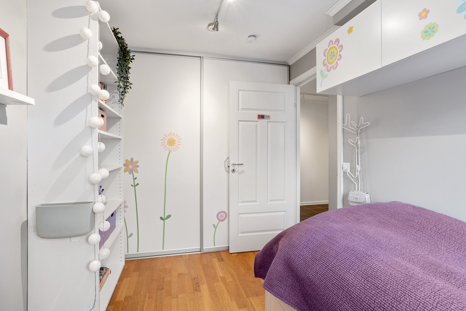 Soverom med romslig garderobe fra Langlo. Galleribilde