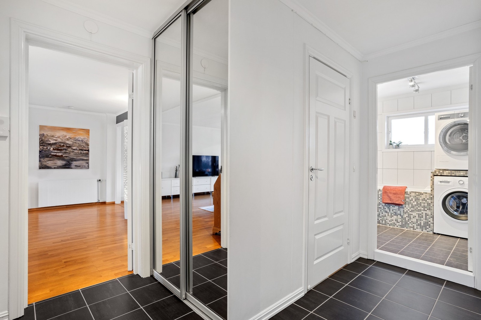 Gang med videre inngang til stuen. Galleribilde