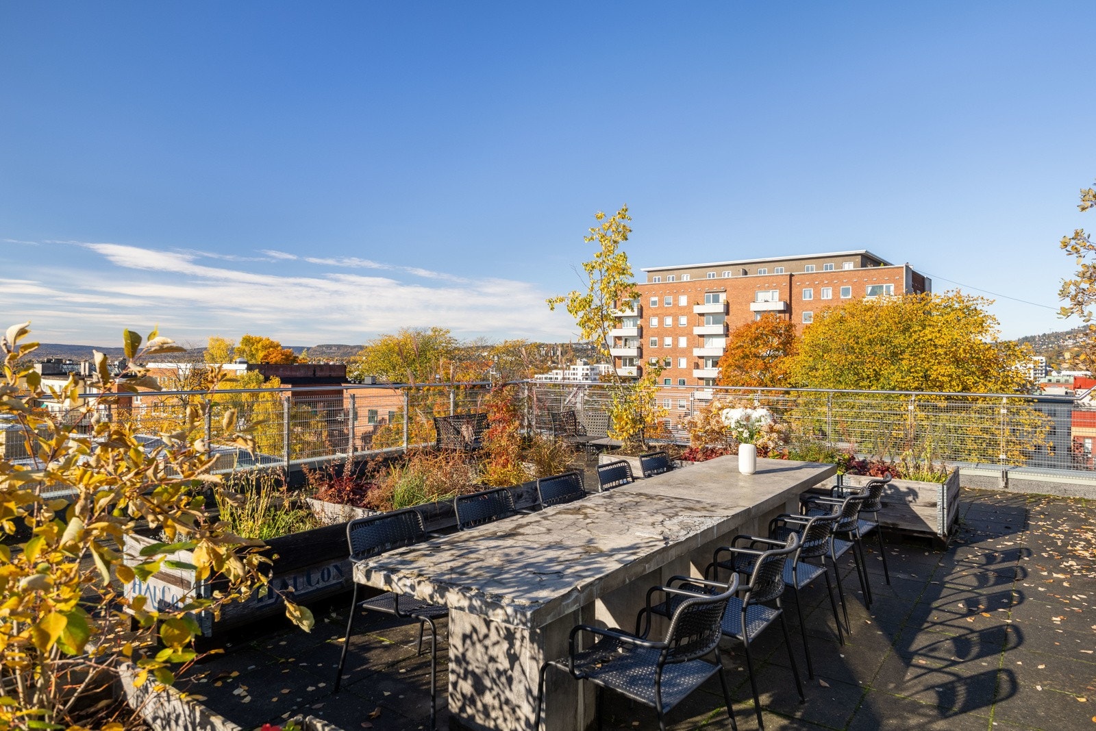 Har du behov for større uteplass og mer sol, er det bare å ta heisen opp til felles takterrasse Galleribilde