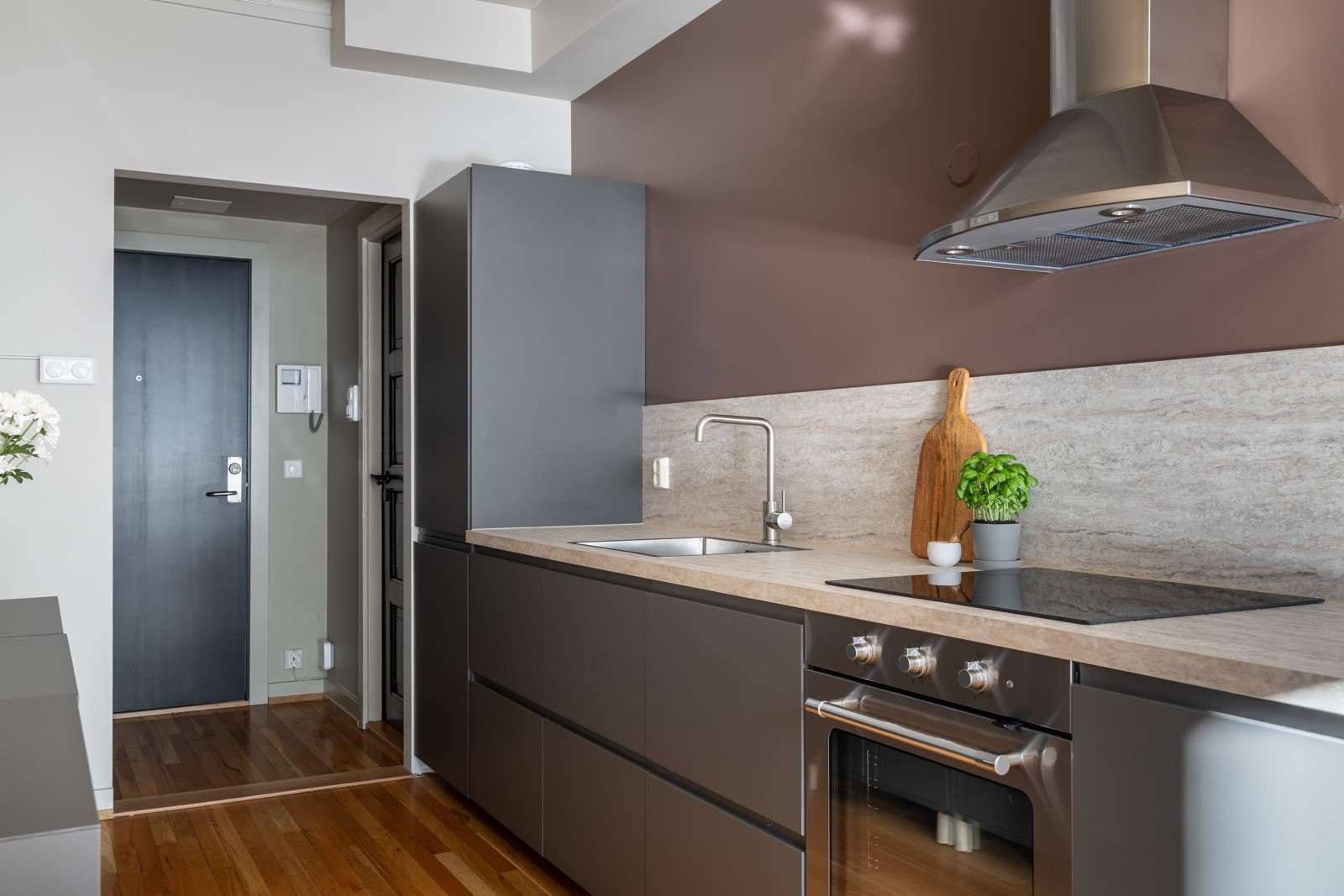 Kjøkkenet er fra 2022 IKEA med glatte pene fronter og benkeplate av laminat Galleribilde