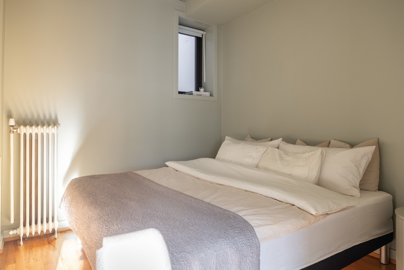 Leiligheten har et romslig soverom med god plass til dobbeltseng, garderobeskap og kommode Galleribilde