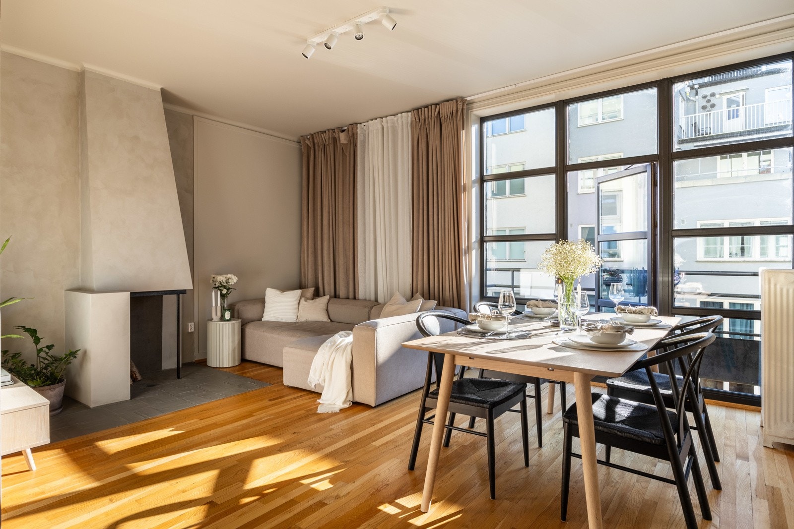 Stuen har en gjennomtenkt utforming som gir rikelig med plass til både TV-område og spisestue Galleribilde