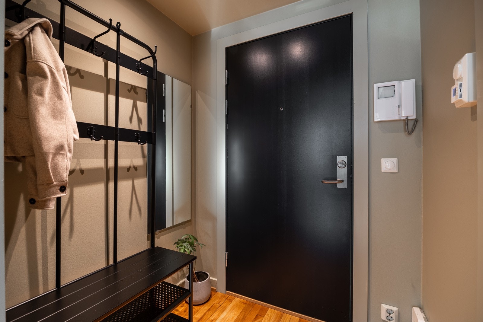 Entréen er romslig og lys, med god plass til oppheng av yttertøy og sko. Galleribilde