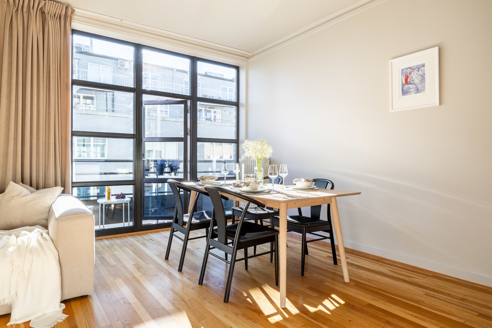 Store vindusflater og takhøyde på 2,76 meter må trekkes frem Galleribilde