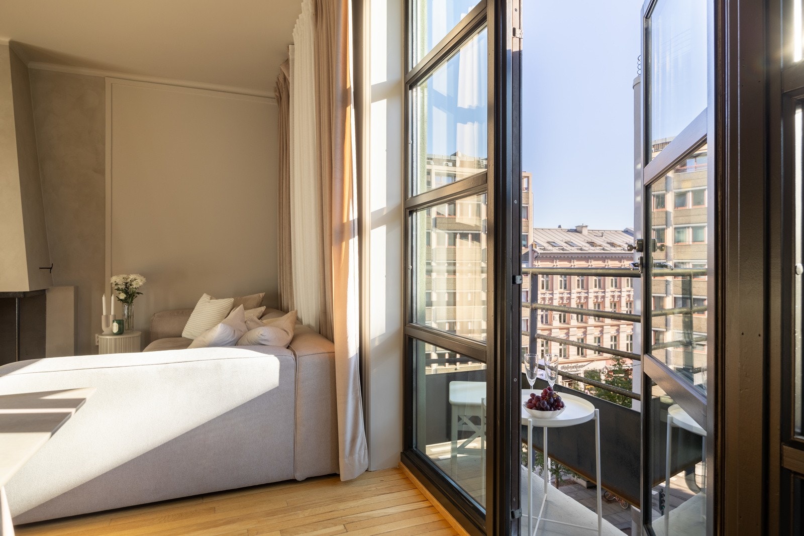 Fra stuen er det utgang til en liten luftebalkogn på hele 1 kvm Galleribilde