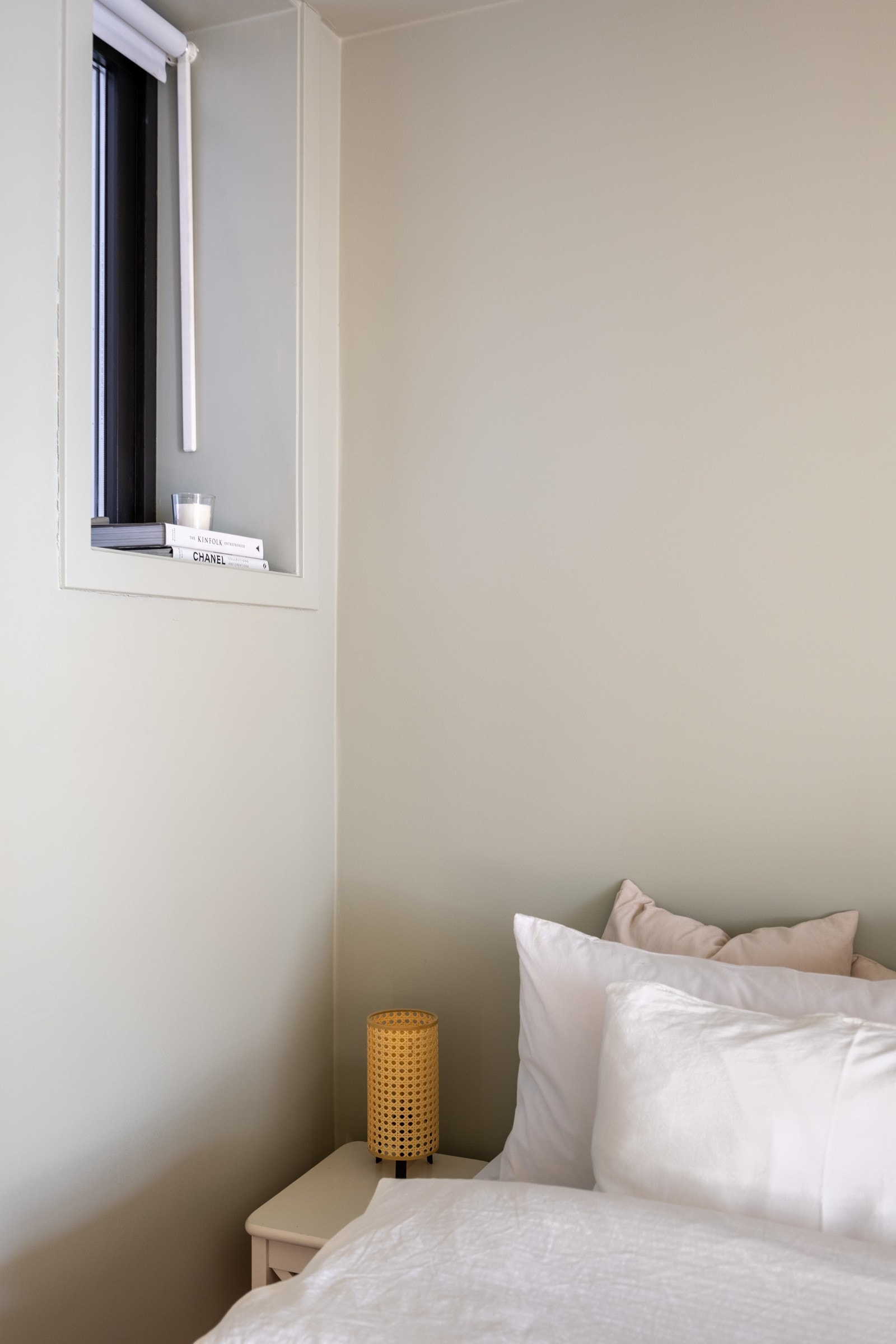 De lyse veggene gir rommet en varm og innbydende atmosfære Galleribilde