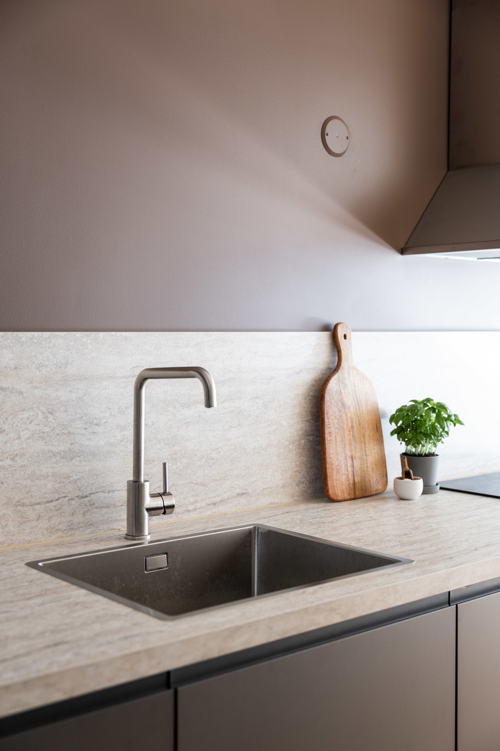 Av integrerte hvitevarer er det kjøleskap med frysedel, komfyr, platetopp og oppvaskmaskin Galleribilde