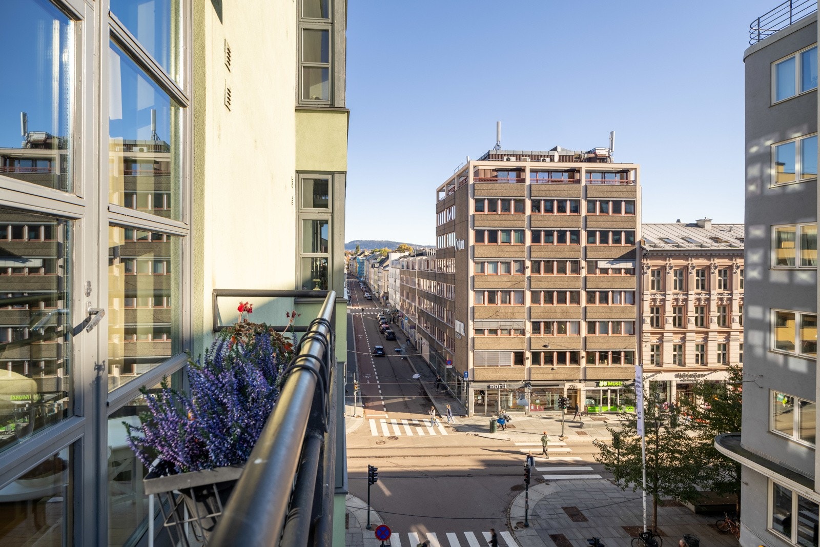 Innrede med et mindre kafe-sett og blomsterkasser Galleribilde