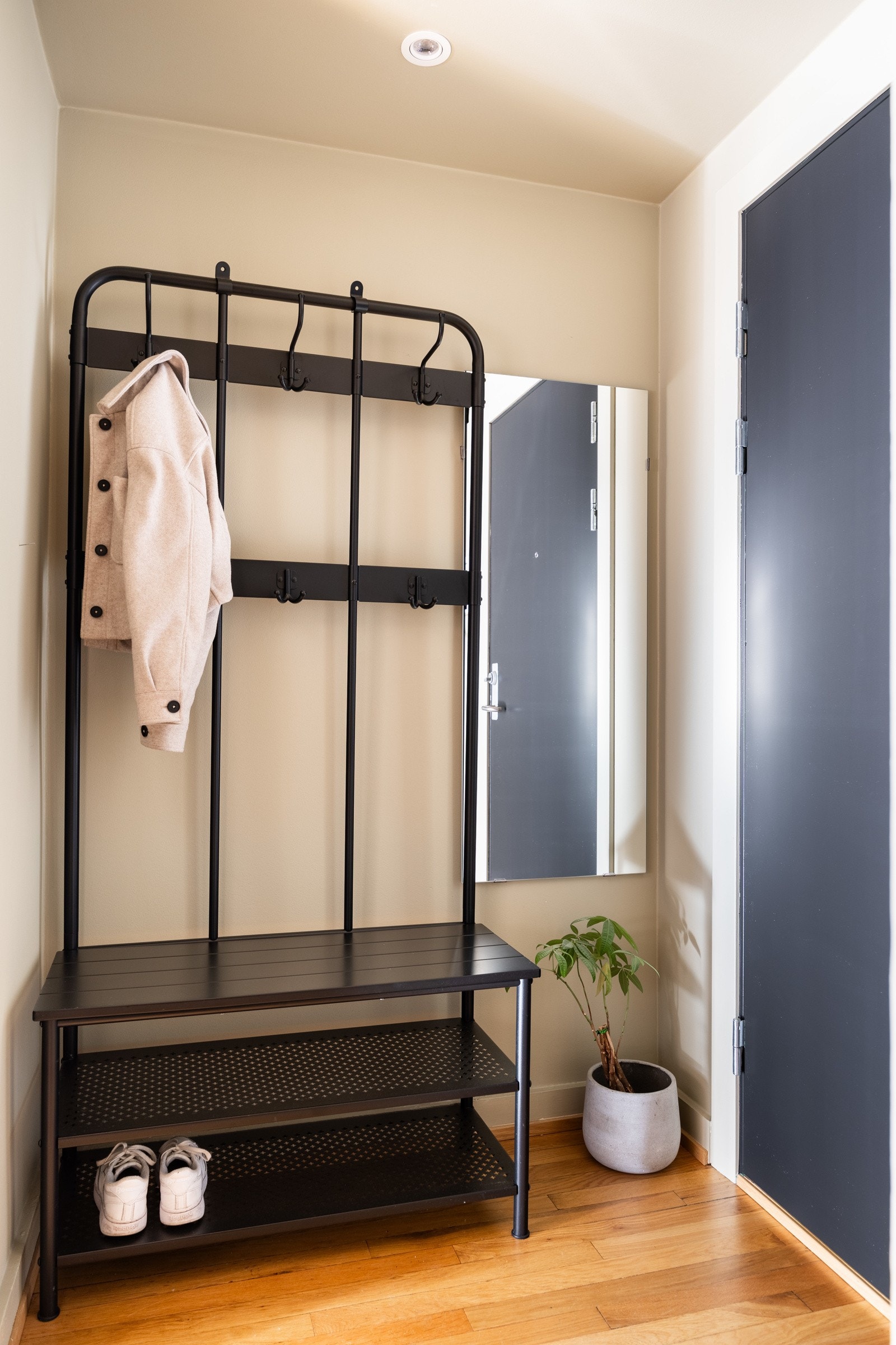 Leiligheten har flotte gulv i heltre og overflater ble oppgradert i 2022 Galleribilde