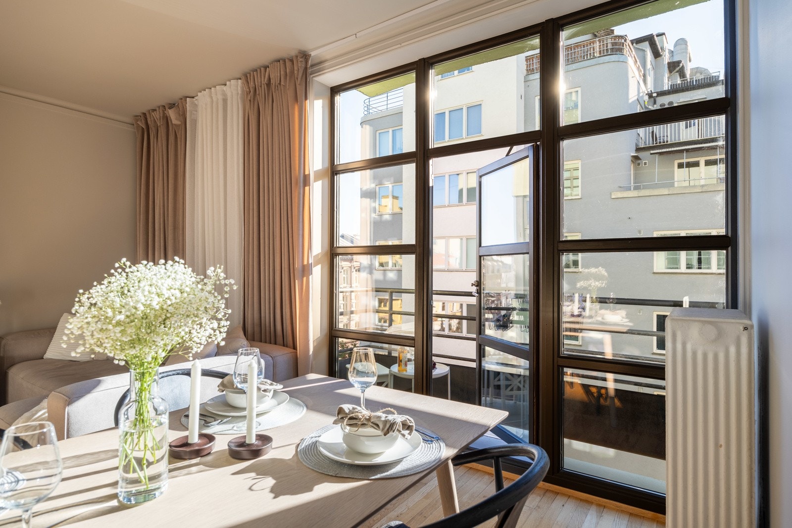 sosiale oppholdsrommet er perfekt for avslapning i sofakroken, samtidig som det er ideelt for å arrangere sammenkomster Galleribilde