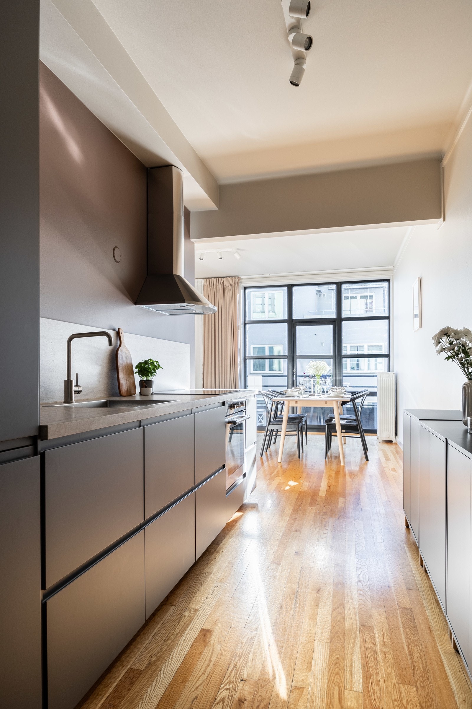 Et praktisk kjøkken for deg som setter pris på matlaging og samtidig ønsker å være sosial med gjester Galleribilde