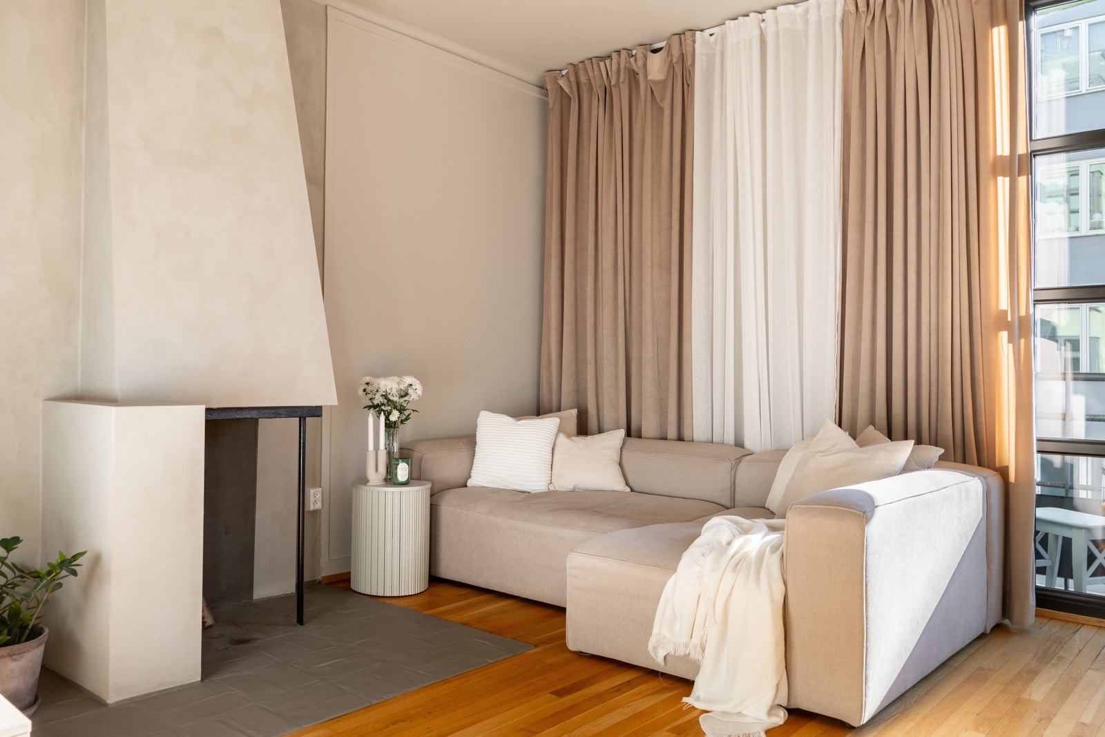 Den innbydende peisen tilfører ekstra hygge og varme Galleribilde