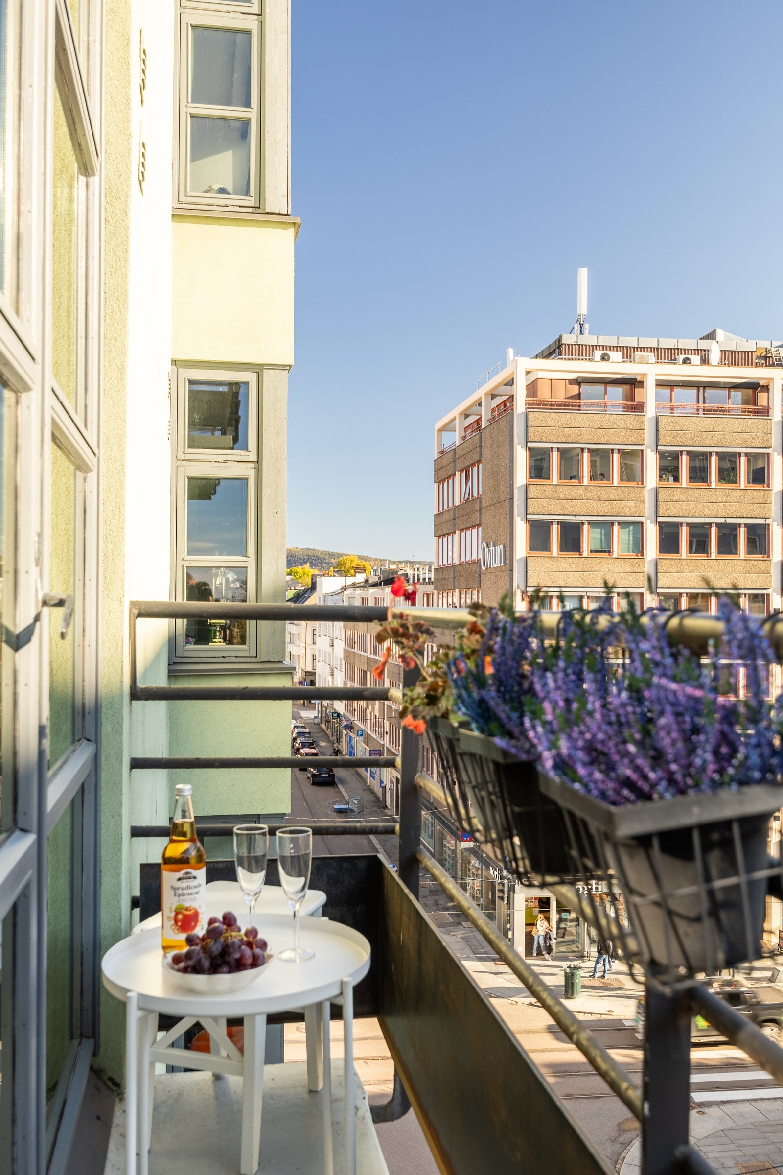 Balkongen er sydøstvent og kan benyttes for å nyte morgenkaffen Galleribilde