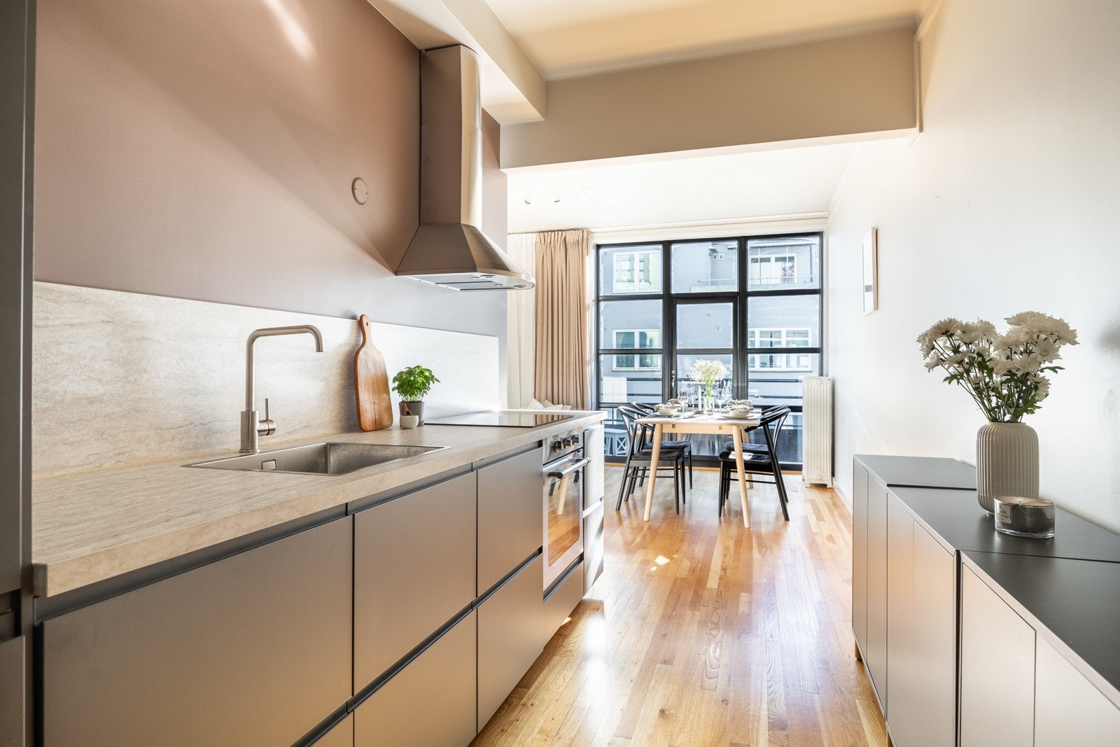 Leiligheten har et moderne og åpent kjøkken mot stuen, som legger til rette for sosialt samvær Galleribilde