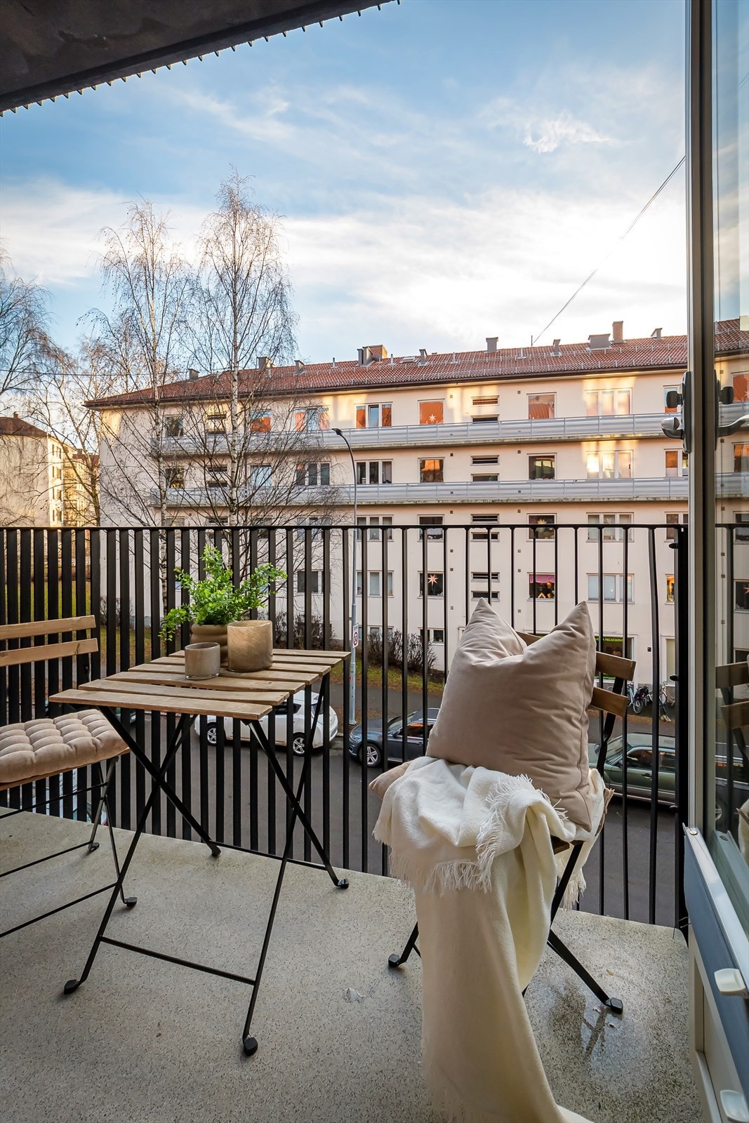 Balkongen byr på en hyggelig utsikt mot grønne omgivelser og nabobygg, som skaper en rolig og tiltalende atmosfære Galleribilde