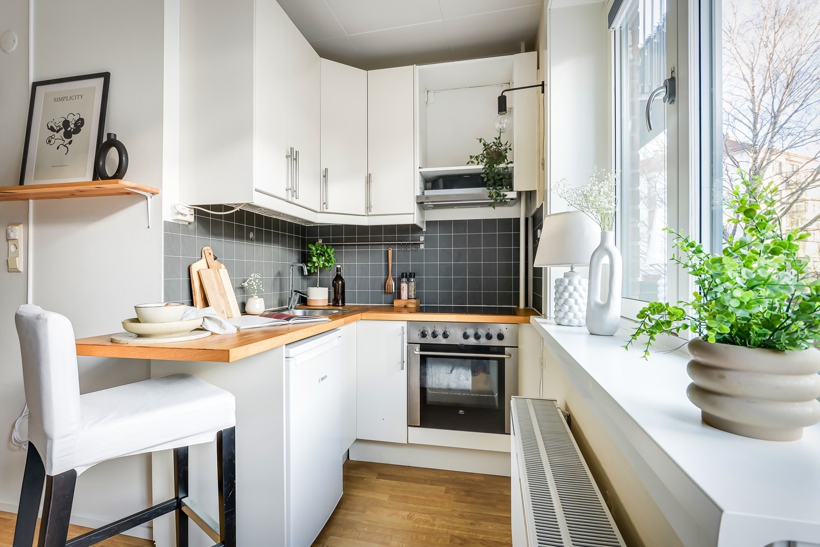 Leiligheten ligger i byggets 2. etasje, med store vindusflater som gir mye naturlig lys ut til en solrik balkong Galleribilde