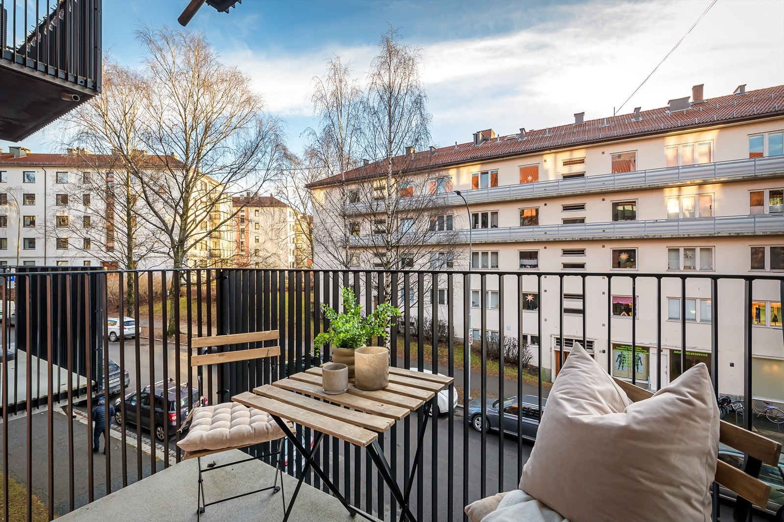 Stuen har utgang til en solrik balkong på cirka 3 m² Galleribilde