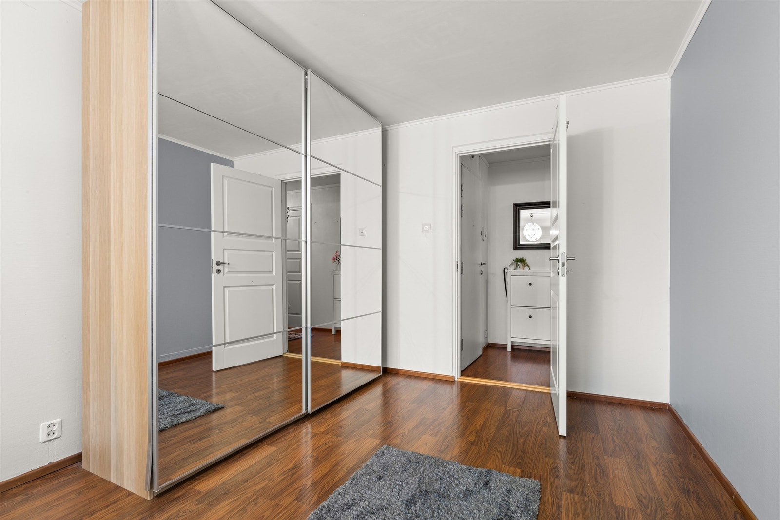 Det er rikelig med oppbevaring i en romslig skyvedørsgarderobe Galleribilde