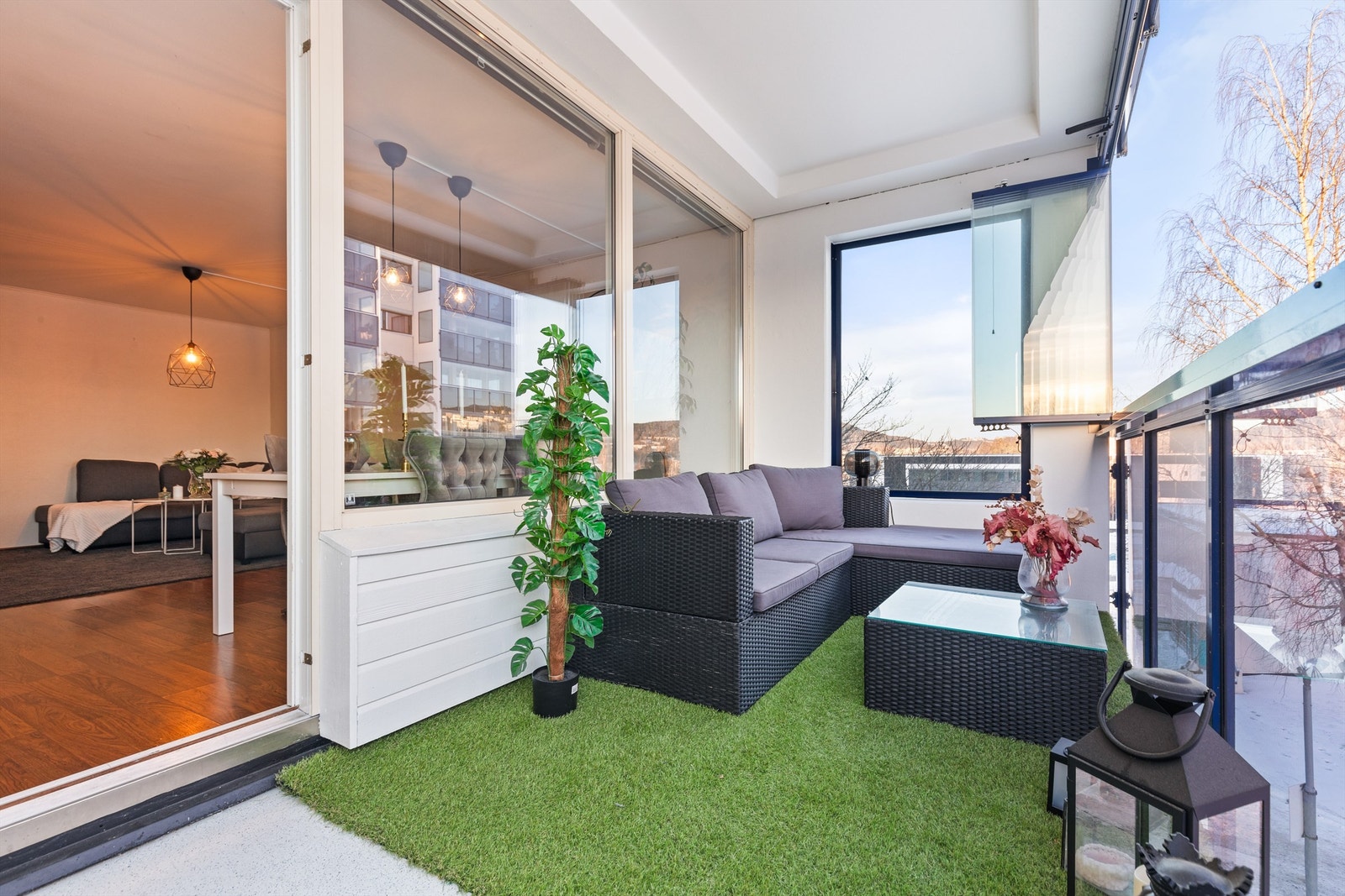 Solen kommer fram i de tidlige morgentimer og varer til ca. 14:00/15:00, i følge selger Galleribilde