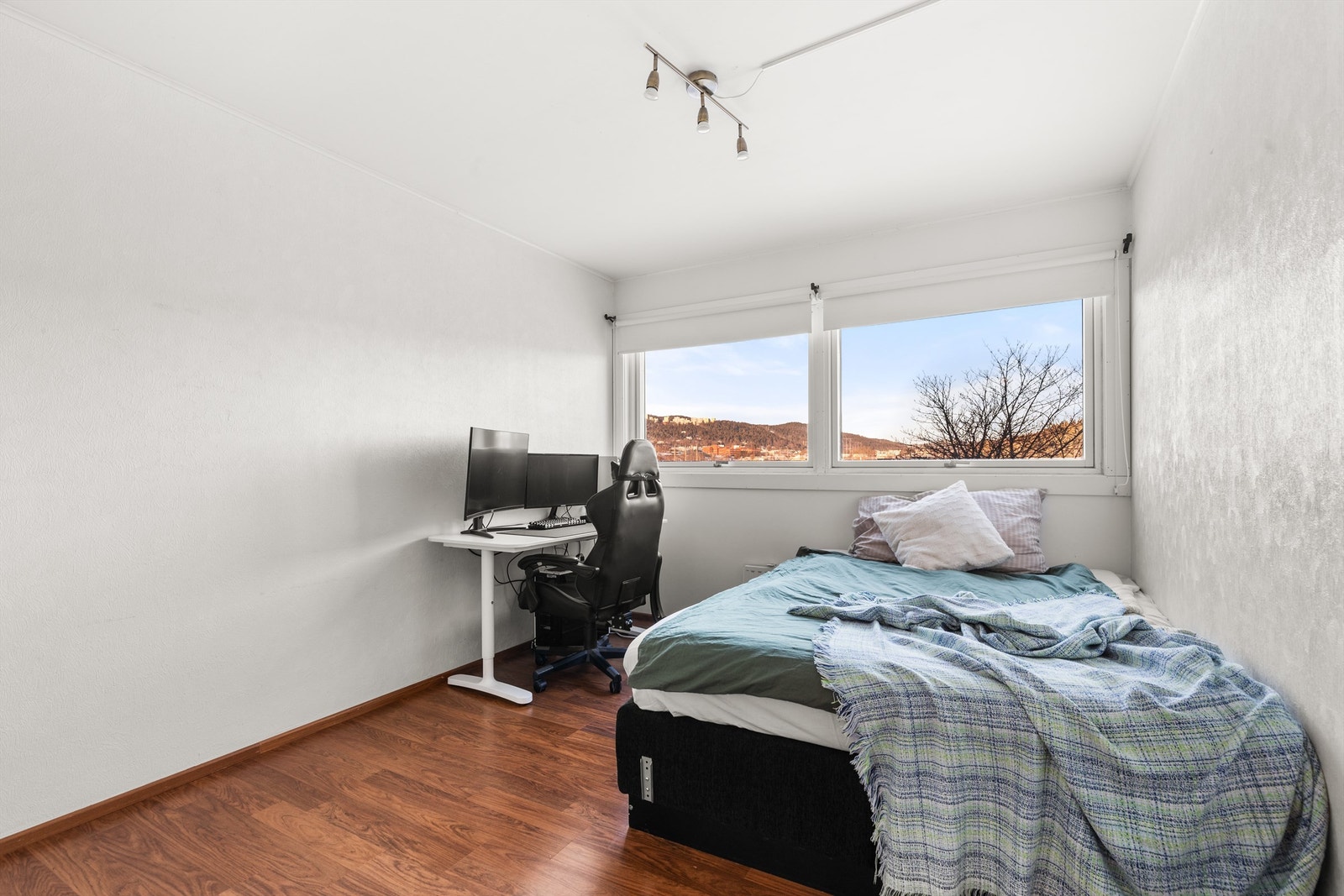 Det er god plass til seng, pult eller annet ønskelig møblement Galleribilde