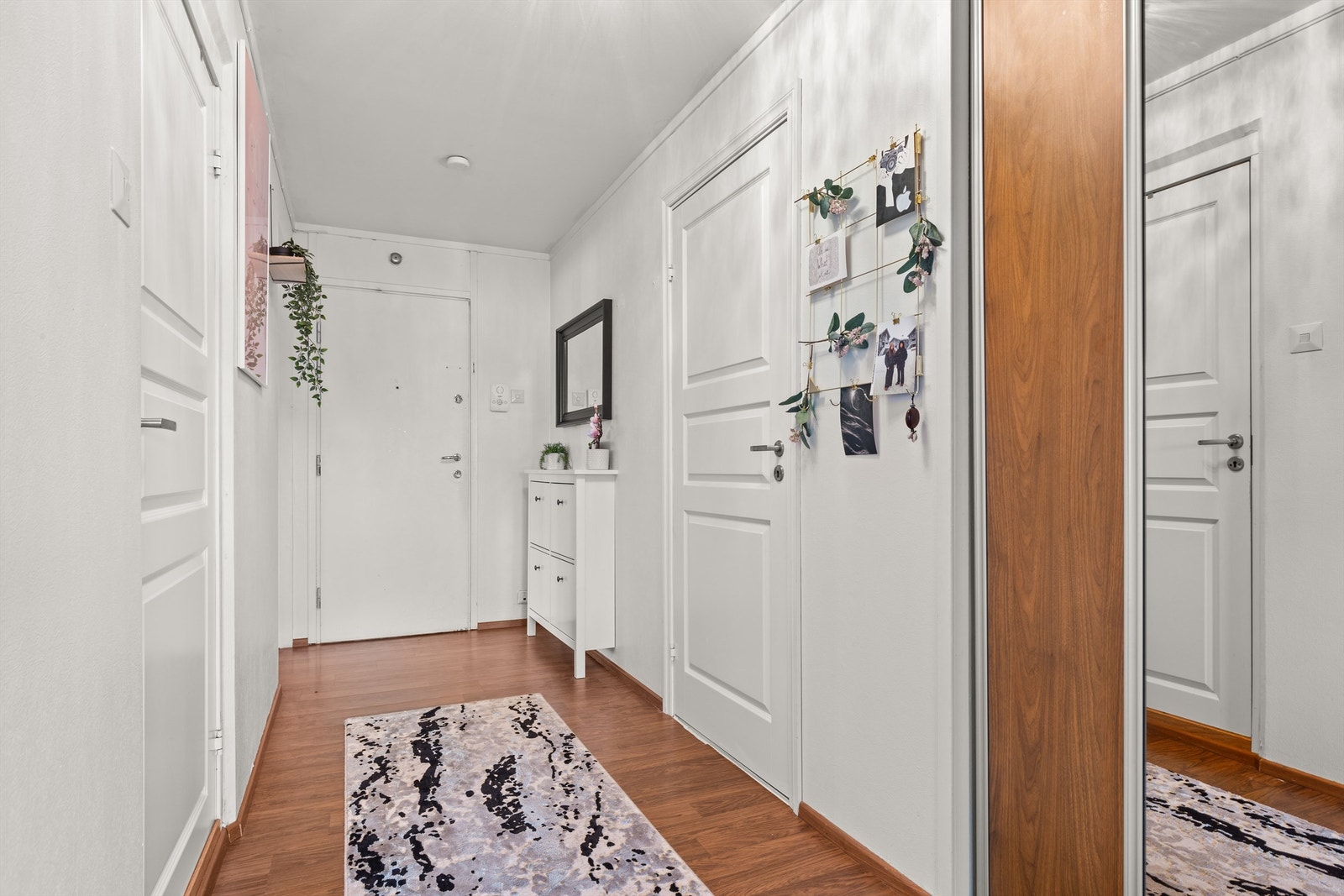 Her kan du fint henge fra deg yttertøyet og sette fra deg sko Galleribilde