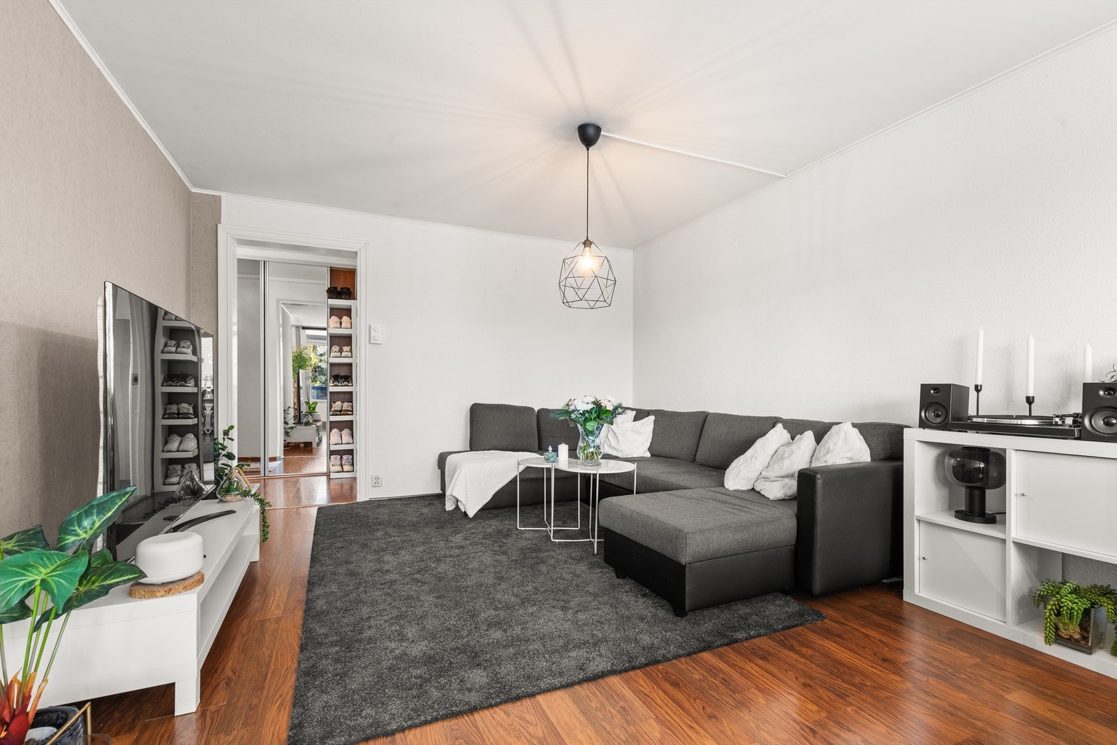 Stuen er romslig og kan følgelig enkelt møbleres slik du skulle ønske etter personlig stil og behov med blant annet en hyggelig sofagruppe med tilhørende salongbord Galleribilde