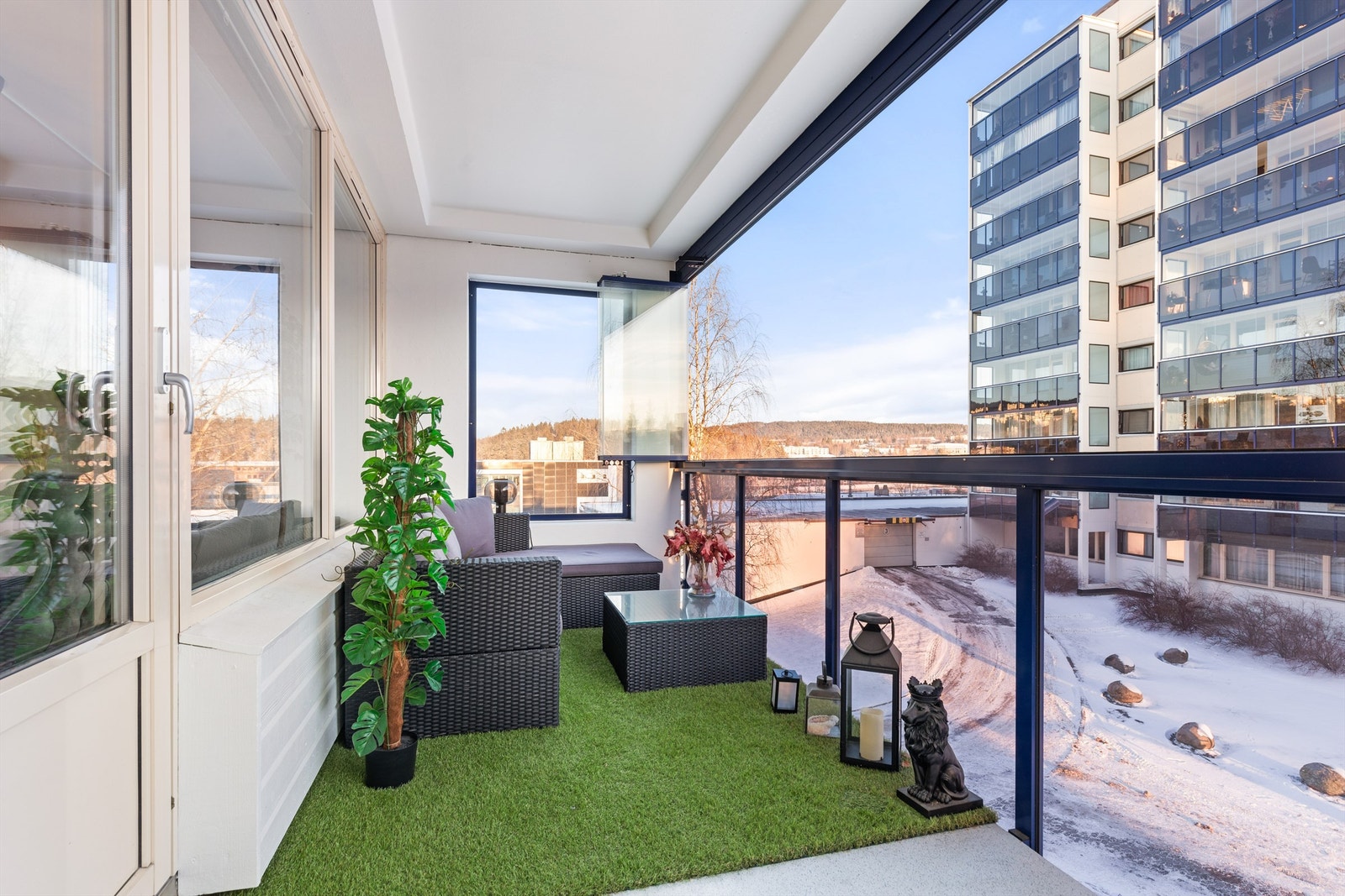 Balkongens størrelse gir gode muligheter for å innrede med en sittegruppe der årets varme dager kan nytes Galleribilde