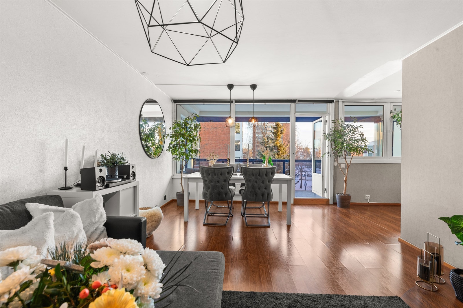 Store vindusflater slipper inn rikelig med lys og skaper en lys og luftig atmosfære i leiligheten Galleribilde