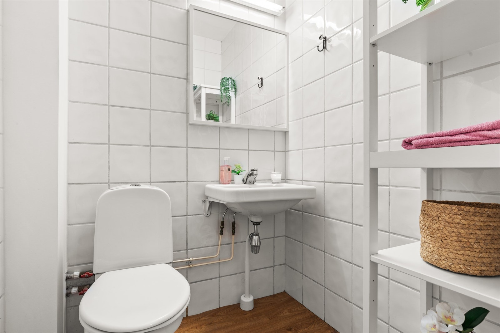 Leiligheten har eget toalettrom med inngang fra entreen. Toalettrommet er innredet med servant og speil, samt et gulvstående toalett. Galleribilde