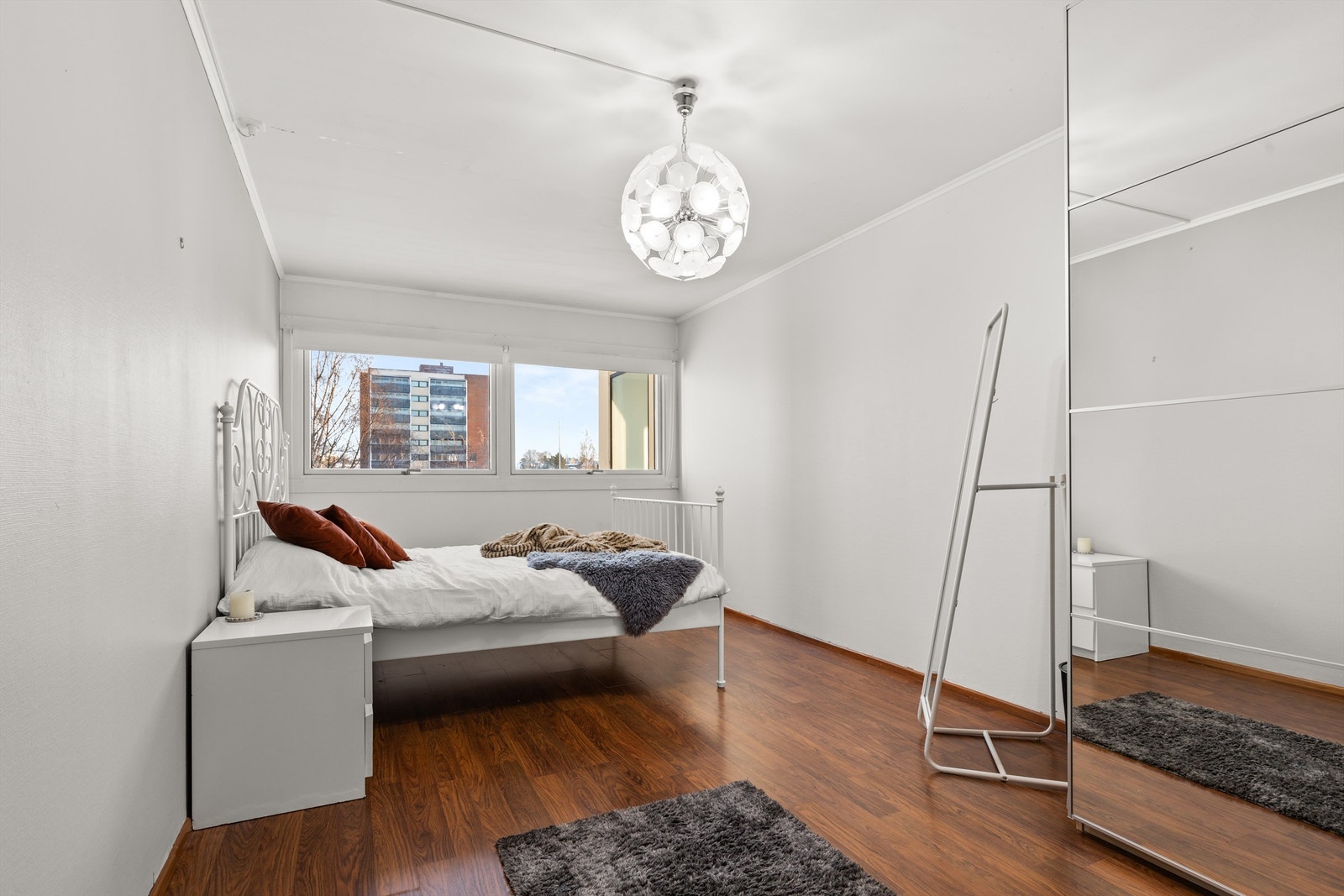 Hovedsoverommet er av god størrelse og kan enkelt innredes med både dobbeltseng og tilhørende nattbord Galleribilde