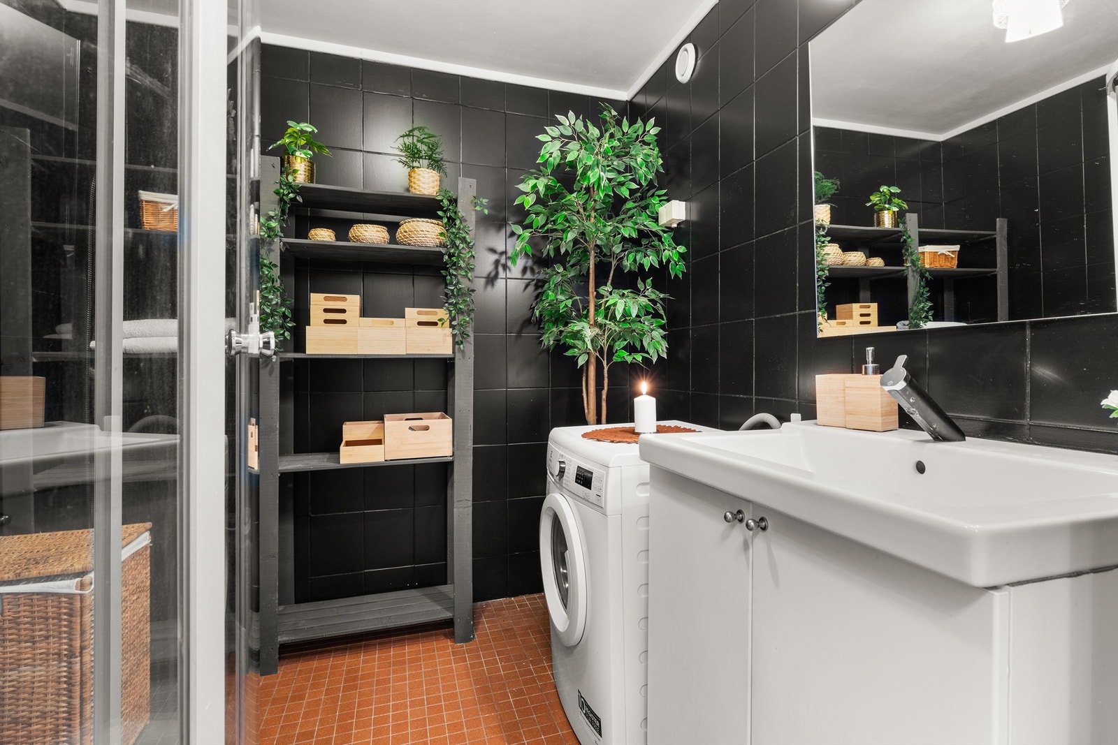 Pent flislagt bad på gulv og vegger. Badet er innredet med vegghengt servantskap med servant. Over servanten er det speil Galleribilde