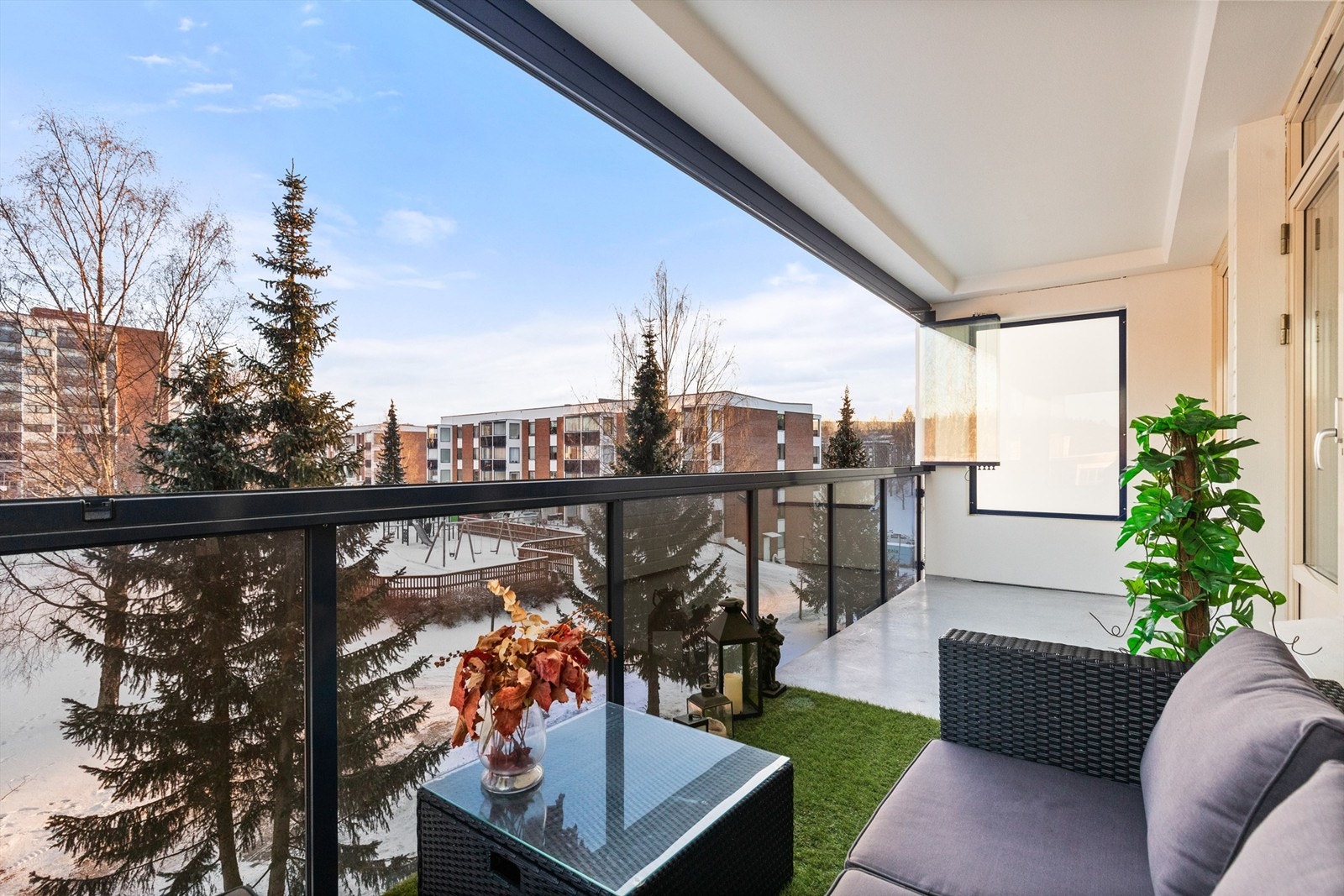 Fra stuen kommer du ut til en flott og romslig sydøstvendt innglasset balkong på 13 kvm Galleribilde