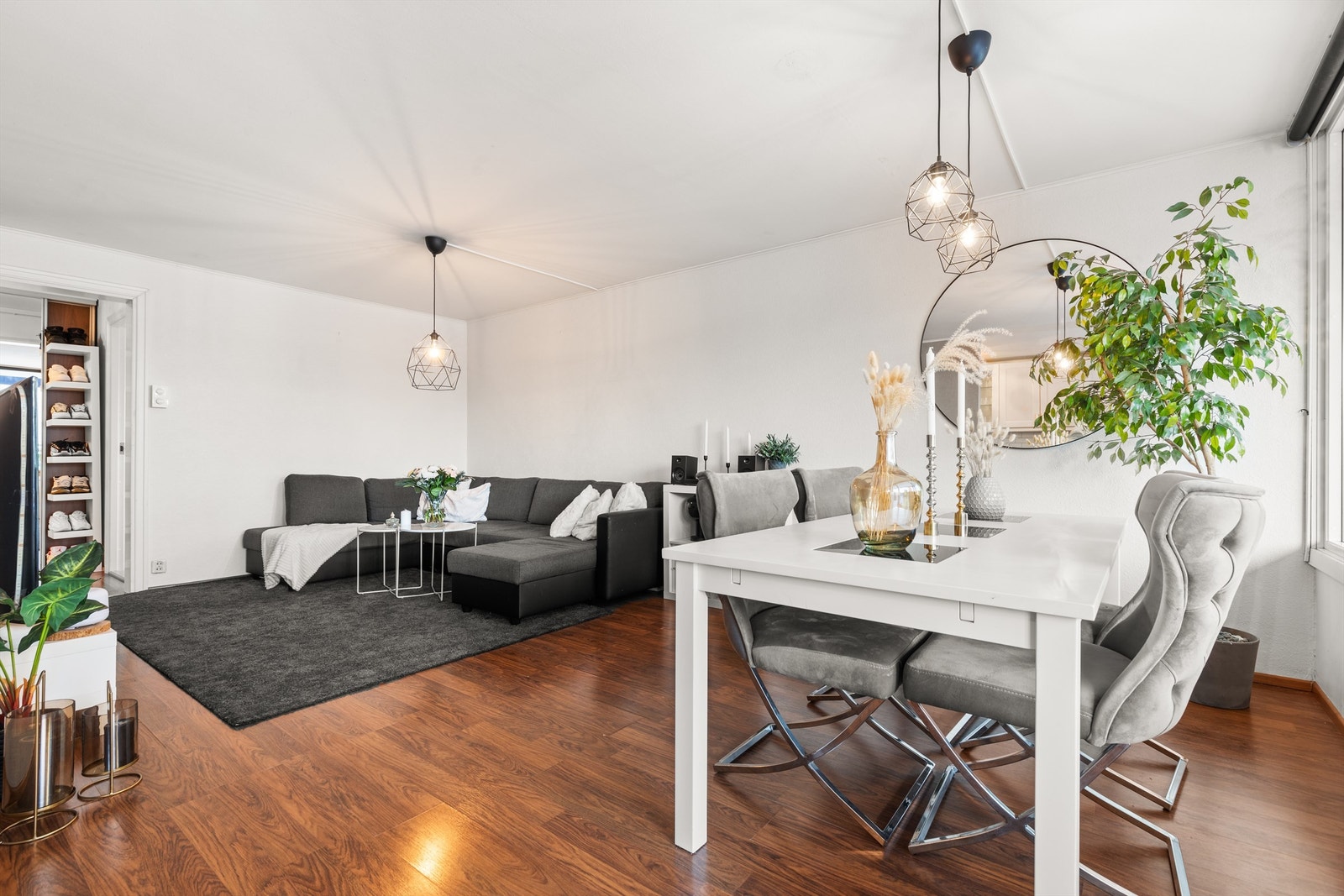 Det er en naturlig og fin plass til å innrede med et spisebord med gode muligheter for å invitere venner og familie på middagsselskaper Galleribilde