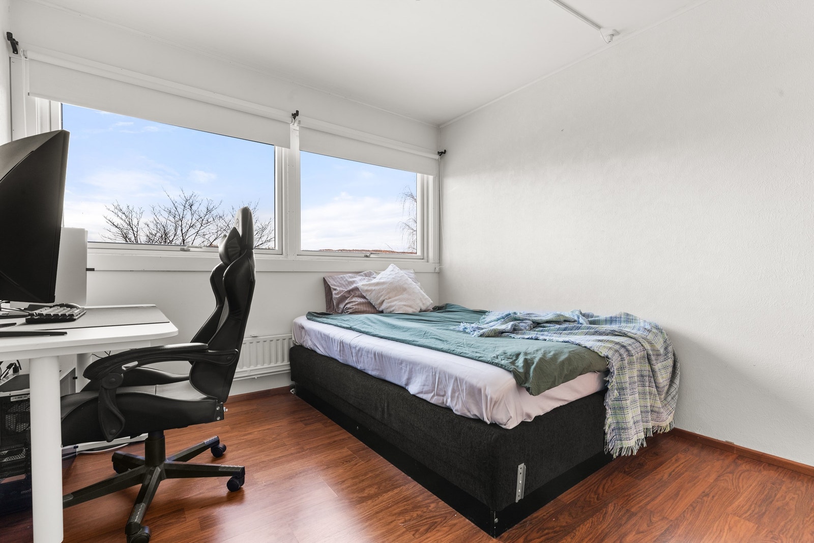 Leilighetens andre soverom er også romslig og passer ypperlig som barnerom, gjesterom eller kontor Galleribilde